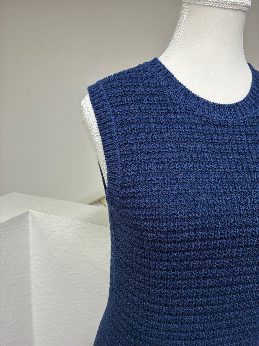 Shoshanna Saige Chain Knit Dress Navy Textured Sleeveless Shift Dress Size Med - Picture 3 of 10